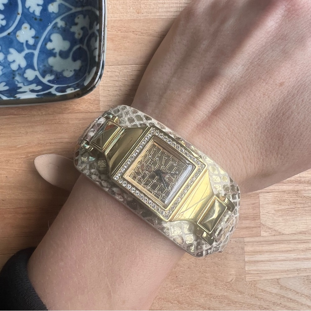 Guess ladies gold tone reptile snake print leather watch NEW BATTERY